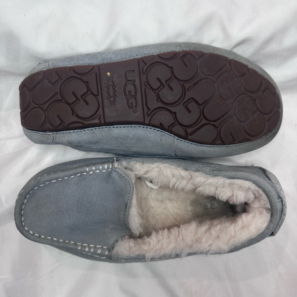 Women’s UGG loafers in a size 7 (5.5-6 in kids) - Picture 3 of 5